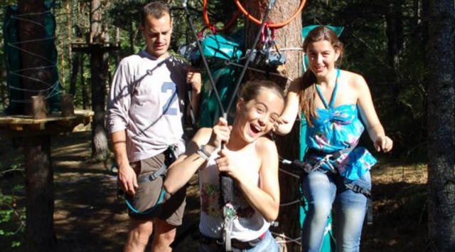  deux filles et un homme dans un parc d'aventures 